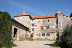 Château - Français :  Portail, cour et façade sud de la maison forte (dite château) d'Haussonville en Meurthe-et-Moselle, classée sur la liste des monuments historiques le 17 février 1930.