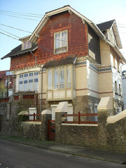 Villa La Rafale - Français :  Villa la Rafale, avenue Louis-Hubert - Le Touquet-Paris-Plage - Architecte: Louis-Marie Cordonnier - Date : 1894 - "L'architecte l'a construite pour être sa résidence personnelle. Elle représente une étape importante de l'expression du régionalisme." (Description provenant du site de la ville)