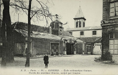 Eglise Sainte-Geneviève - Français :  Ecole ecclésiastique Ozanam, porche des anciennes écuries, sculpté par coustou