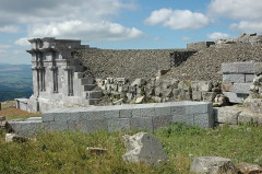 Vestiges du temple de Mercure au sommet du Puy-de-Dôme - 