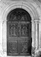 Château - Français :  Chapelle, porte.