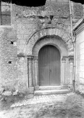 Eglise paroissiale Saint-Thibault - Français :  Portail de la façade sud.