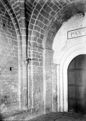Restes de l'église Saint-Laurent, maison communale - French art historian and archaeologist