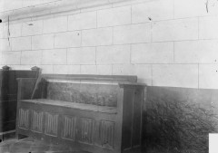 Église - Français :  Boiseries, banc.