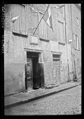 Maison natale du maréchal Joffre - Français : Sujet : Joffre, Joseph (1852-1931) -- Résidences et lieux familiers -- Rivesaltes (Pyrénées-Orientales, France) Rivesaltes (Pyrénées-Orientales, France) Référence bibliographique : Rol, 159356 Appartient à l’ensemble documentaire : Pho20Rol Image de presse Couverture : 21 novembre 1931 Langue : français