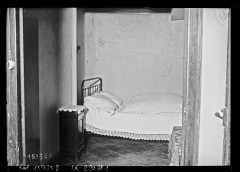 Maison natale du maréchal Joffre - Français : Sujet : Joffre, Joseph (1852-1931) -- Résidences et lieux familiers -- Rivesaltes (Pyrénées-Orientales, France) Chambres à coucher -- Rivesaltes (Pyrénées-Orientales, France) Rivesaltes (Pyrénées-Orientales, France) Référence bibliographique : Rol, 159358 Appartient à l’ensemble documentaire : Pho20Rol Image de presse Couverture : 21 novembre 1931 Langue : français