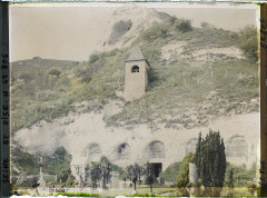 Église troglodytique de l'Annonciation - Français : Lieu : Haute-Isle Lieu : Haute-Isle, France Mission : 1930 - Ile-de-France - Stéphane Passet - (28 juin-8 juillet) Thème : Religion Thème : Habitat / Architecture Sous-thème : Eglise Sous-thème : Christianisme Sous-thème : Clocher Sous-thème : Grotte Sous-thème : Architecture religieuse Sous-thème : Falaise Légende d'origine : Ile de France, Hte Isle, La vieille Eglise creusée dans le rocher Procédé : Autochrome Support : Verre Dénomination : Autochrome Appartenance actuelle : Département des Hauts-de-Seine, musée Albert-Kahn