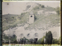 Église troglodytique de l'Annonciation - Français : Lieu : Haute-Isle Lieu : Haute-Isle, France Mission : 1930 - Ile-de-France - Stéphane Passet - (28 juin-8 juillet) Thème : Religion Thème : Habitat / Architecture Sous-thème : Eglise Sous-thème : Christianisme Sous-thème : Clocher Sous-thème : Grotte Sous-thème : Architecture religieuse Sous-thème : Falaise Légende d'origine : Ile de France, Hte Isle, La vieille Eglise creusée dans le rocher Procédé : Autochrome Support : Verre Dénomination : Autochrome Appartenance actuelle : Département des Hauts-de-Seine, musée Albert-Kahn