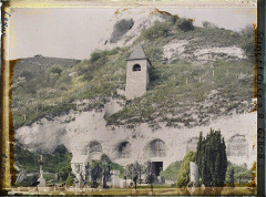 Église troglodytique de l'Annonciation - Français : Lieu : Haute-Isle Lieu : Haute-Isle, France Mission : 1930 - Ile-de-France - Stéphane Passet - (28 juin-8 juillet) Thème : Religion Thème : Habitat / Architecture Sous-thème : Eglise Sous-thème : Christianisme Sous-thème : Clocher Sous-thème : Grotte Sous-thème : Architecture religieuse Sous-thème : Falaise Légende d'origine : Ile de France, Hte Isle, La vieille Eglise creusée dans le rocher Procédé : Autochrome Support : Verre Dénomination : Autochrome Appartenance actuelle : Département des Hauts-de-Seine, musée Albert-Kahn