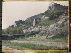 Église troglodytique de l'Annonciation - Français : Lieu : Haute-Isle Lieu : Haute-Isle, France Mission : 1930 - Ile-de-France - Stéphane Passet - (28 juin-8 juillet) Thème : Nature / Environnement Thème : Religion Thème : Habitat / Architecture Sous-thème : Eglise Sous-thème : Paysage Sous-thème : Christianisme Sous-thème : Clocher Sous-thème : Grotte Sous-thème : Architecture religieuse Sous-thème : Falaise Légende d'origine : Ile de France, Hte Isle, La vieille Eglise creusée dans le rocher Procédé : Autochrome Support : Verre Dénomination : Autochrome Appartenance actuelle : Département des Hauts-de-Seine, musée Albert-Kahn