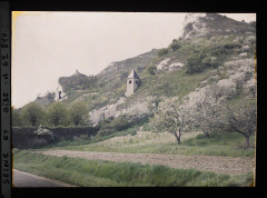 Église troglodytique de l'Annonciation - Français : Lieu : Haute-Isle Lieu : Haute-Isle, France Mission : 1930 - Ile-de-France - Stéphane Passet - (28 juin-8 juillet) Thème : Nature / Environnement Thème : Religion Thème : Habitat / Architecture Sous-thème : Eglise Sous-thème : Paysage Sous-thème : Christianisme Sous-thème : Clocher Sous-thème : Grotte Sous-thème : Architecture religieuse Sous-thème : Falaise Légende d'origine : Ile de France, Hte Isle, La vieille Eglise creusée dans le rocher vue de la route Procédé : Autochrome Support : Verre Dénomination : Autochrome Appartenance actuelle : Département des Hauts-de-Seine, musée Albert-Kahn