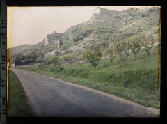 Église troglodytique de l'Annonciation - Français : Lieu : Haute-Isle Lieu : Haute-Isle, France Mission : 1930 - Ile-de-France - Stéphane Passet - (28 juin-8 juillet) Thème : Nature / Environnement Thème : Habitat / Architecture Sous-thème : Paysage Sous-thème : Route Sous-thème : Clocher Sous-thème : Grotte Sous-thème : Végétation / botanique Sous-thème : Architecture religieuse Sous-thème : Falaise Légende d'origine : Ile de France, Hte Isle, La vieille Eglise creusée dans le rocher vue de la route Procédé : Autochrome Support : Verre Dénomination : Autochrome Appartenance actuelle : Département des Hauts-de-Seine, musée Albert-Kahn