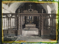 Église troglodytique de l'Annonciation - Français : Lieu : Haute-Isle Lieu : Haute-Isle, France Mission : 1930 - Ile-de-France - Stéphane Passet - (28 juin-8 juillet) Thème : Religion Thème : Habitat / Architecture Thème : Art Sous-thème : Eglise Sous-thème : Christianisme Sous-thème : Vue intérieure Sous-thème : Autel Sous-thème : Arts décoratifs Sous-thème : Mobilier Sous-thème : Voûte Sous-thème : Grotte Sous-thème : Renaissance Sous-thème : Décor sculpté Sous-thème : Architecture religieuse Légende d'origine : Ile de France, Hte Isle, Intérieur de l'Eglise taillée dans le roc Procédé : Autochrome Support : Verre Dénomination : Autochrome Appartenance actuelle : Département des Hauts-de-Seine, musée Albert-Kahn