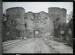 Porte de Laon et remparts - Français : Lieu : Coucy-le-Château Lieu : Coucy-le-Château, Aisne, France Mission : 1917 - Régions dévastées, Somme, Oise, Aisne - Fernand Cuville (Section Photographique de l'Armée) - (septembre-octobre) Thème : Première guerre mondiale Thème : Habitat / Architecture Thème : Art Sous-thème : Route Sous-thème : Ruines Sous-thème : Bombardement Sous-thème : Architecture fortifiée Sous-thème : Porte Sous-thème : Moyen Age Sous-thème : Rempart Légende d'origine : France, Coucy le Chau, Porte de Laon Procédé : Autochrome Support : Verre Dénomination : Autochrome Format d'origine : Horizontal Appartenance actuelle : Département des Hauts-de-Seine, musée Albert-Kahn
