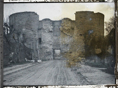 Porte de Laon et remparts - Français : Lieu : Coucy-le-Château Lieu : Coucy-le-Château, Aisne, France Mission : 1917 - Régions dévastées, Somme, Oise, Aisne - Fernand Cuville (Section Photographique de l'Armée) - (septembre-octobre) Thème : Première guerre mondiale Thème : Habitat / Architecture Thème : Art Sous-thème : Route Sous-thème : Ruines Sous-thème : Bombardement Sous-thème : Architecture fortifiée Sous-thème : Porte Sous-thème : Moyen Age Sous-thème : Rempart Légende d'origine : France, Coucy le Chau, Porte de Laon extérieur Procédé : Autochrome Support : Verre Dénomination : Autochrome Format d'origine : Horizontal Appartenance actuelle : Département des Hauts-de-Seine, musée Albert-Kahn