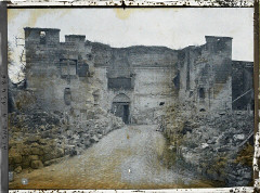 Porte de Laon et remparts - Français : Lieu : Coucy-le-Château Lieu : Coucy-le-Château, Aisne, France Mission : 1917 - Régions dévastées, Somme, Oise, Aisne - Fernand Cuville (Section Photographique de l'Armée) - (septembre-octobre) Thème : Première guerre mondiale Thème : Habitat / Architecture Thème : Art Sous-thème : Route Sous-thème : Ruines Sous-thème : Bombardement Sous-thème : Architecture fortifiée Sous-thème : Porte Sous-thème : Moyen Age Sous-thème : Gravats Sous-thème : Rempart Légende d'origine : France, Coucy le Chau, Porte de Laon Intérieur Procédé : Autochrome Support : Verre Dénomination : Autochrome Format d'origine : Horizontal Appartenance actuelle : Département des Hauts-de-Seine, musée Albert-Kahn