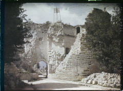 Porte de Laon et remparts - Français : Lieu : Coucy-le-Château Lieu : Coucy-le-Château, Aisne, France Mission : 1922 - Régions dévastées Marne, Aisne, Oise, Meuse - Georges Chevalier, Frédéric Gadmer et Roger Dumas - (1-6 août) Thème : Première guerre mondiale Thème : Habitat / Architecture Thème : Art Sous-thème : Ruines Sous-thème : Bombardement Sous-thème : Architecture fortifiée Sous-thème : Porte Sous-thème : Moyen Age Sous-thème : Après-guerre Sous-thème : Rempart Légende d'origine : France, Coucy le Château, La Porte de Laon vue de L'extérieur Procédé : Autochrome Support : Verre Dénomination : Autochrome Format d'origine : Horizontal Appartenance actuelle : Département des Hauts-de-Seine, musée Albert-Kahn