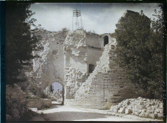 Porte de Laon et remparts - Français : Lieu : Coucy-le-Château Lieu : Coucy-le-Château, Aisne, France Mission : 1922 - Régions dévastées Marne, Aisne, Oise, Meuse - Georges Chevalier, Frédéric Gadmer et Roger Dumas - (1-6 août) Thème : Première guerre mondiale Thème : Habitat / Architecture Thème : Art Sous-thème : Ruines Sous-thème : Bombardement Sous-thème : Architecture fortifiée Sous-thème : Porte Sous-thème : Moyen Age Sous-thème : Après-guerre Sous-thème : Rempart Légende d'origine : France, Coucy le Château, La Porte de Laon vue de L'extérieur Procédé : Autochrome Support : Verre Dénomination : Autochrome Format d'origine : Horizontal Appartenance actuelle : Département des Hauts-de-Seine, musée Albert-Kahn