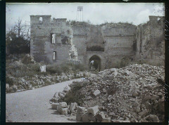 Porte de Laon et remparts - Français : Lieu : Coucy-le-Château Lieu : Coucy-le-Château, Aisne, France Mission : 1922 - Régions dévastées Marne, Aisne, Oise, Meuse - Georges Chevalier, Frédéric Gadmer et Roger Dumas - (1-6 août) Thème : Première guerre mondiale Thème : Habitat / Architecture Thème : Art Sous-thème : Route Sous-thème : Ruines Sous-thème : Bombardement Sous-thème : Architecture fortifiée Sous-thème : Porte Sous-thème : Moyen Age Sous-thème : Gravats Sous-thème : Après-guerre Sous-thème : Rempart Légende d'origine : France, Coucy le Château, La Porte de Laon vue de l'intérieur Procédé : Autochrome Support : Verre Dénomination : Autochrome Format d'origine : Horizontal Appartenance actuelle : Département des Hauts-de-Seine, musée Albert-Kahn