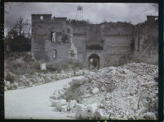 Porte de Laon et remparts - Français : Lieu : Coucy-le-Château Lieu : Coucy-le-Château, Aisne, France Mission : 1922 - Régions dévastées Marne, Aisne, Oise, Meuse - Georges Chevalier, Frédéric Gadmer et Roger Dumas - (1-6 août) Thème : Première guerre mondiale Thème : Habitat / Architecture Thème : Art Sous-thème : Route Sous-thème : Ruines Sous-thème : Bombardement Sous-thème : Architecture fortifiée Sous-thème : Porte Sous-thème : Moyen Age Sous-thème : Gravats Sous-thème : Après-guerre Sous-thème : Rempart Légende d'origine : France, Coucy le Château, La Porte de Laon vue de l'intérieur Procédé : Autochrome Support : Verre Dénomination : Autochrome Format d'origine : Horizontal Appartenance actuelle : Département des Hauts-de-Seine, musée Albert-Kahn