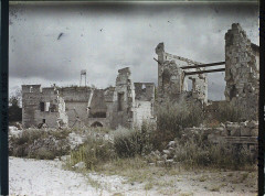 Porte de Laon et remparts - Français : Lieu : Coucy-le-Château Lieu : Coucy-le-Château, Aisne, France Mission : 1922 - Régions dévastées Marne, Aisne, Oise, Meuse - Georges Chevalier, Frédéric Gadmer et Roger Dumas - (1-6 août) Thème : Première guerre mondiale Thème : Habitat / Architecture Thème : Art Sous-thème : Ruines Sous-thème : Bombardement Sous-thème : Architecture fortifiée Sous-thème : Porte Sous-thème : Moyen Age Sous-thème : Gravats Sous-thème : Rempart Légende d'origine : France, Coucy le Château, Porte de Laon Procédé : Autochrome Support : Verre Dénomination : Autochrome Format d'origine : Horizontal Appartenance actuelle : Département des Hauts-de-Seine, musée Albert-Kahn