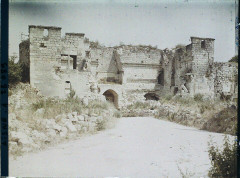 Porte de Laon et remparts - Français : Lieu : Coucy-le-Château Lieu : Coucy-le-Château, Aisne, France Mission : 1921 - Régions en reconstruction Aisne, Oise, Nord, Pas-de-Calais - Frédéric Gadmer - (juin-juillet) Thème : Première guerre mondiale Thème : Habitat / Architecture Thème : Art Sous-thème : Route Sous-thème : Ruines Sous-thème : Bombardement Sous-thème : Architecture fortifiée Sous-thème : Porte Sous-thème : Moyen Age Sous-thème : Après-guerre Sous-thème : Rempart Légende d'origine : France, Coucy-le-Château, La porte de Laon vue intérieure Procédé : Autochrome Support : Verre Dénomination : Autochrome Format d'origine : Horizontal Appartenance actuelle : Département des Hauts-de-Seine, musée Albert-Kahn