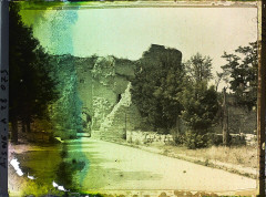 Porte de Laon et remparts - Français : Lieu : Coucy-le-Château Lieu : Coucy-le-Château, Aisne, France Mission : 1921 - Régions en reconstruction Aisne, Oise, Nord, Pas-de-Calais - Frédéric Gadmer - (juin-juillet) Thème : Première guerre mondiale Thème : Habitat / Architecture Thème : Art Sous-thème : Route Sous-thème : Ruines Sous-thème : Bombardement Sous-thème : Architecture fortifiée Sous-thème : Porte Sous-thème : Moyen Age Sous-thème : Après-guerre Sous-thème : Rempart Légende d'origine : France, Coucy-le-Château, La porte de Laon, vue extérieure Procédé : Autochrome Support : Verre Dénomination : Autochrome Format d'origine : Horizontal Appartenance actuelle : Département des Hauts-de-Seine, musée Albert-Kahn