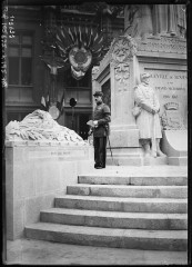 Monument aux morts de la guerre 1914-1918 dit de la Victoire - Français : Sujet : Corn, Alfred de (1865-19..) Guerre mondiale (1914-1918) -- Monuments -- Rouen (Seine-Maritime, France) Monuments aux morts -- Rouen (Seine-Maritime, France) Inaugurations -- Rouen (Seine-Maritime, France) Rouen (Seine-Maritime, France) Référence bibliographique : Rol, 105635 Appartient à l’ensemble documentaire : Pho20Rol Appartient à l’ensemble documentaire : HNormand1 Image de presse Couverture : 15 novembre 1925 Langue : français
