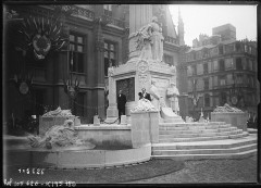 Monument aux morts de la guerre 1914-1918 dit de la Victoire - Français : Sujet : Dubreuil, Louis (1873-1943) Guerre mondiale (1914-1918) -- Monuments -- Rouen (Seine-Maritime, France) Monuments aux morts -- Rouen (Seine-Maritime, France) Inaugurations -- Rouen (Seine-Maritime, France) Rouen (Seine-Maritime, France) Référence bibliographique : Rol, 105626 Appartient à l’ensemble documentaire : Pho20Rol Appartient à l’ensemble documentaire : HNormand1 Image de presse Couverture : 15 novembre 1925 Langue : français