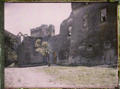 Ancienne abbaye de Montmajour - Français : Lieu : Arles Lieu : Arles, France Mission : 1916 - Provinces Françaises - Jean Brunhes, Auguste Léon et Georges Chevalier - (avril-juillet) Thème : Religion Thème : Habitat / Architecture Thème : Art Sous-thème : Christianisme Sous-thème : Monastère Sous-thème : Architecture fortifiée Sous-thème : Moyen Age Sous-thème : Architecture religieuse Légende d'origine : France, D'Arles aux Baux et St Rémy, Le Vieux Donjon du XIVe Se à Contre Jour Procédé : Autochrome Support : Verre Dénomination : Autochrome Format d'origine : Horizontal Appartenance actuelle : Département des Hauts-de-Seine, musée Albert-Kahn