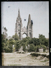 Ancienne abbaye de Saint-Jean-des-Vignes - Français : Lieu : Soissons Lieu : Soissons, Aisne, France Mission : 1917 - Aisne - Fernand Cuville (Section Photographique de l'Armée) - (mai-juillet) Thème : Première guerre mondiale Thème : Habitat / Architecture Sous-thème : Eglise Sous-thème : Tour Sous-thème : Clocher Sous-thème : Ruines Sous-thème : Bombardement Sous-thème : Architecture religieuse Légende d'origine : France, Soissons, St Jean des Vignes Procédé : Autochrome Support : Verre Dénomination : Autochrome Format d'origine : Vertical Appartenance actuelle : Département des Hauts-de-Seine, musée Albert-Kahn