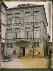 Hôtel de ville - Français : Lieu : Tarascon-sur-Rhône Lieu : Tarascon-sur-Rhône, France Mission : 1916 - Provinces Françaises - Jean Brunhes, Auguste Léon et Georges Chevalier - (avril-juillet) Thème : Art Thème : Habitat / Architecture Thème : Inscription / information Thème : Société Sous-thème : Hôtel de ville / mairie Sous-thème : Horloge Sous-thème : Sculpture Sous-thème : Architecture civile publique Sous-thème : Charrette Sous-thème : Affiche Sous-thème : Balcon / loggia Sous-thème : Administration Sous-thème : Renaissance Sous-thème : Balustrade Légende d'origine : France, Tarascon, L'hôtel de ville Procédé : Autochrome Support : Verre Dénomination : Autochrome Format d'origine : Vertical Appartenance actuelle : Département des Hauts-de-Seine, musée Albert-Kahn
