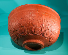 Site archéologique de la Graufesenque - English: Cup (form Dragendorff 37) with Bacchic decoration. Terra sigillata, made in La Graufesenque, Aveyron, France. From Arles. Français : Coupe (Dragendorff 37) à décor bacchique. Céramique sigillée, produite à La Graufesenque, Aveyron, France.