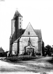 Église Saint-Pierre - Français : Sujet : Architecture religieuse Assier (Lot, France) Eglise Place Clocher Porte Trumeau Tympan Chapiteau Appartient à l’ensemble documentaire : RsAlis000 Appartient à l’ensemble documentaire : RsAlis014 Appartient à l’ensemble documentaire : RsAlis007