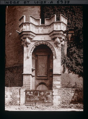 Château - Français : Lieu : Amboise Lieu : Amboise, France Mission : 1909 - Centre de la France - Auguste Léon - (juin) Thème : Art Sous-thème : Arts décoratifs Sous-thème : Porte Sous-thème : Arc / arcade /arceau Sous-thème : Moyen Age Légende d'origine : France Procédé : Gélatino-argentique Support : Verre Dénomination : Positif sur verre noir et blanc Mode de colorisation : Viré Format d'origine : Horizontal Appartenance actuelle : Département des Hauts-de-Seine, musée Albert-Kahn