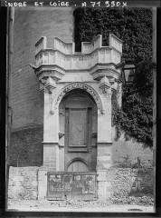 Château - Français : Lieu : Amboise Lieu : Amboise, France Mission : 1909 - Centre de la France - Auguste Léon - (juin) Thème : Art Sous-thème : Arts décoratifs Sous-thème : Porte Sous-thème : Arc / arcade /arceau Sous-thème : Moyen Age Procédé : Gélatino-argentique Support : Verre Dénomination : Négatif sur verre noir et blanc Format d'origine : Horizontal Appartenance actuelle : Département des Hauts-de-Seine, musée Albert-Kahn