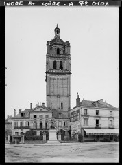 Ancienne église Saint-Antoine - Français : Lieu : Loches Lieu : Loches, France Mission : 1909 - Centre de la France - Auguste Léon - (juin) Thème : Habitat / Architecture Thème : Inscription / information Thème : Art Sous-thème : Statue Sous-thème : Tour Sous-thème : Clocher Sous-thème : Architecture civile publique Sous-thème : Inscription commerciale Sous-thème : Place Sous-thème : Renaissance Sous-thème : Café / bar Sous-thème : Architecture religieuse Procédé : Gélatino-argentique Support : Verre Dénomination : Négatif sur verre noir et blanc Format d'origine : Vertical Appartenance actuelle : Département des Hauts-de-Seine, musée Albert-Kahn