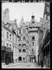 Hôtel de ville et Porte Picoys - Français : Lieu : Loches Lieu : Loches, France Mission : 1909 - Centre de la France - Auguste Léon - (juin) Thème : Activite économique Thème : Habitat / Architecture Thème : Inscription / information Thème : Société Thème : Art Sous-thème : Boutique / magasin Sous-thème : Enseigne Sous-thème : Hôtel de ville / mairie Sous-thème : Horloge Sous-thème : Architecture civile publique Sous-thème : Inscription commerciale Sous-thème : Administration Sous-thème : Architecture fortifiée Sous-thème : Porte Sous-thème : Moyen Age Sous-thème : Renaissance Sous-thème : Vitrine / étalage Procédé : Gélatino-argentique Support : Verre Dénomination : Négatif sur verre noir et blanc Format d'origine : Vertical Appartenance actuelle : Département des Hauts-de-Seine, musée Albert-Kahn