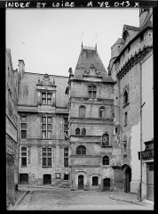 Hôtel de ville et Porte Picoys - Français : Lieu : Loches Lieu : Loches, France Mission : 1909 - Centre de la France - Auguste Léon - (juin) Thème : Habitat / Architecture Thème : Société Thème : Art Sous-thème : Hôtel de ville / mairie Sous-thème : Architecture civile publique Sous-thème : Administration Sous-thème : Architecture fortifiée Sous-thème : Porte Sous-thème : Moyen Age Sous-thème : Renaissance Procédé : Gélatino-argentique Support : Verre Dénomination : Négatif sur verre noir et blanc Format d'origine : Vertical Appartenance actuelle : Département des Hauts-de-Seine, musée Albert-Kahn