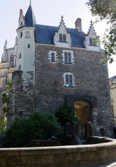 Porte gallo-romaine, dite du Bastion Saint-Pierre, dépendant de l'ancien évêché - 