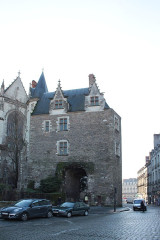 Porte gallo-romaine, dite du Bastion Saint-Pierre, dépendant de l'ancien évêché - 