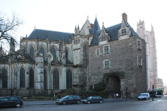 Porte gallo-romaine, dite du Bastion Saint-Pierre, dépendant de l'ancien évêché - 
