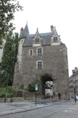 Porte gallo-romaine, dite du Bastion Saint-Pierre, dépendant de l'ancien évêché - 