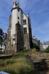Porte gallo-romaine, dite du Bastion Saint-Pierre, dépendant de l'ancien évêché - 