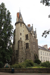 Porte gallo-romaine, dite du Bastion Saint-Pierre, dépendant de l'ancien évêché - 
