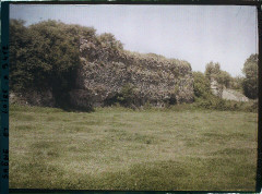 Remparts romains - Français : Lieu : Autun Lieu : Autun, France Mission : 1916 - Provinces Françaises - Jean Brunhes, Auguste Léon et Georges Chevalier - (avril-juillet) Thème : Habitat / Architecture Thème : Art Thème : Nature / Environnement Sous-thème : Vestige archéologique Sous-thème : Architecture fortifiée Sous-thème : Antiquité Sous-thème : Fortifications Sous-thème : Végétation / botanique Sous-thème : Rempart Légende d'origine : France, Vieux remparts Romains près de la Porte St André Procédé : Autochrome Support : Verre Dénomination : Autochrome Format d'origine : Horizontal Appartenance actuelle : Département des Hauts-de-Seine, musée Albert-Kahn