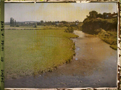 Remparts romains - Français : Lieu : Autun Lieu : Autun, France Mission : 1916 - Provinces Françaises - Jean Brunhes, Auguste Léon et Georges Chevalier - (avril-juillet) Thème : Nature / Environnement Thème : Sciences / Techniques Sous-thème : Paysage Sous-thème : Rivière Sous-thème : Hydrographie Sous-thème : Géographie Sous-thème : Rempart Légende d'origine : France, Autun, La Plaine d'Autun vue du Pont d'Arroux: c'est un golfe pénétrant dans le coeur du massif et comparable à une Limagne: les Vieux murs Romains dans l'ombre, à dr. Procédé : Autochrome Support : Verre Dénomination : Autochrome Format d'origine : Horizontal Appartenance actuelle : Département des Hauts-de-Seine, musée Albert-Kahn