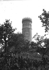 Tour d'Avalon - Français : Sujet : Tours (constructions) Allevard (Isère, France ; région) Appartient à l’ensemble documentaire : BnGren00 Langue : français