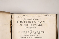 Ancien Collège de la Trinité, actuellement lycée Ampère - Français : Ex-libris manuscrit du collège des Jésuites de Lyon : "Coll. Lugd. SS Trinit Soc. Iesu Catal. inscriptus 1609" (BML Rés 326838 page de titre)