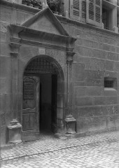 Maison Lambert - Français : Sujet : Portes extérieures Annecy (Haute-Savoie, France) Appartient à l’ensemble documentaire : BnGren00 Langue : français